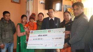 पहिरोबाट ज्यान गुमाएका चालकको परिवारलाई राहत